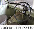 古い車の運転席 101438110