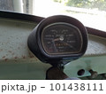 古い車のスピードメーター 101438111