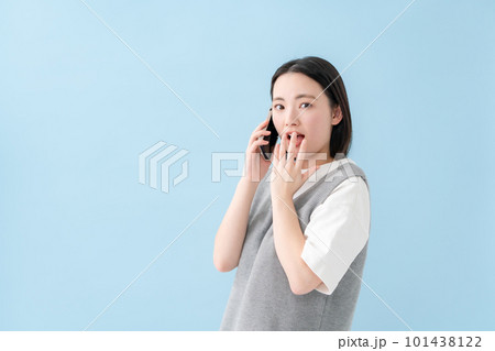 スマホで話す女性 驚く びっくり スマホで話す女性 驚く びっくり 101438122