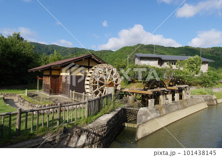 一乗谷あさくら水の駅の三連水車 一乗谷あさくら水の駅の三連水車 101438145