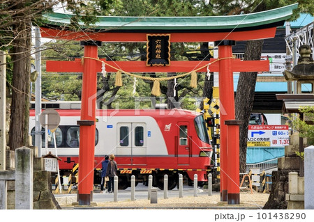 岡崎市、六所神社の鳥居の前を走る名鉄電車 101438290