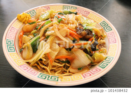 野菜たっぷりの五目餡がたっぷりかかった美味しそうな町中華の五目あんかけ焼きそば 101438432