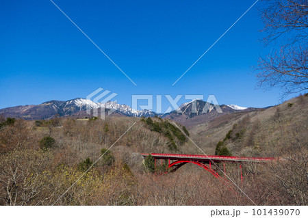八ヶ岳の峰々と東沢大橋 101439070
