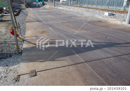 敷鉄板による工事用通路（土木工事） 101439101