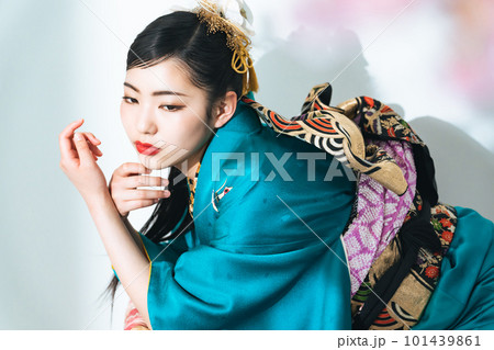 着物を着た女性のポートレート 101439861