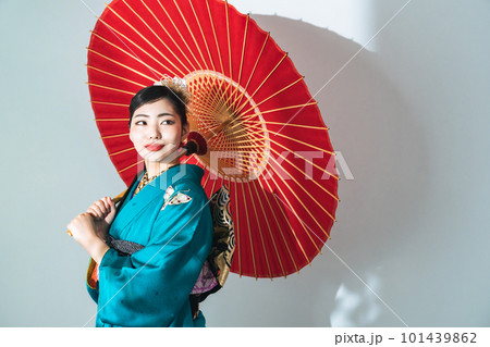 和傘をさす着物の女性 和傘をさす着物の女性 101439862
