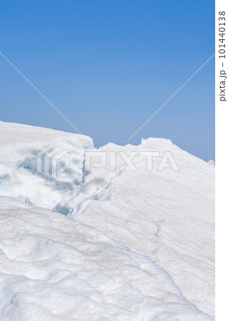 残雪期の谷川岳山頂付近・雪庇とクラック（雪崩の危険） 101440138