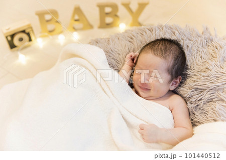 ニューボーンフォト 笑う新生児 新生児微笑 ニューボーンフォト 笑う新生児 新生児微笑 101440512