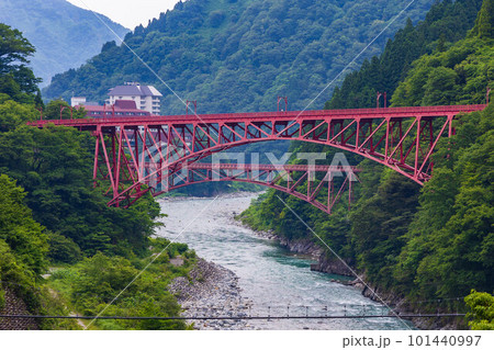 緑深い黒部峡谷鉄道沿線 新山彦橋と旧山彦橋 緑深い黒部峡谷鉄道沿線 新山彦橋と旧山彦橋 101440997