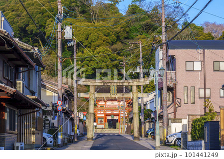 長等神社 参道の石鳥居と楼門(滋賀県大津市三井寺町) 長等神社 参道の石鳥居と楼門(滋賀県大津市三井寺町) 101441249