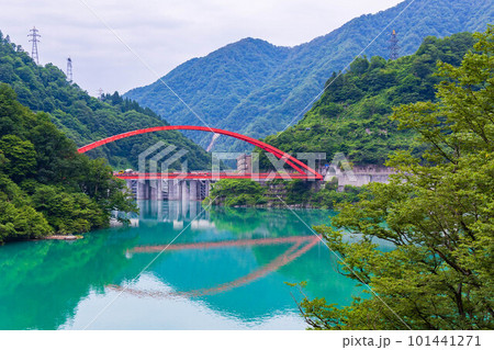 日本の車窓から　緑深い黒部峡谷鉄道　うなづき湖と湖面橋 101441271