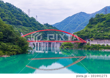日本の車窓から 緑深い黒部峡谷鉄道 うなづき湖と湖面橋 日本の車窓から 緑深い黒部峡谷鉄道 うなづき湖と湖面橋 101441273