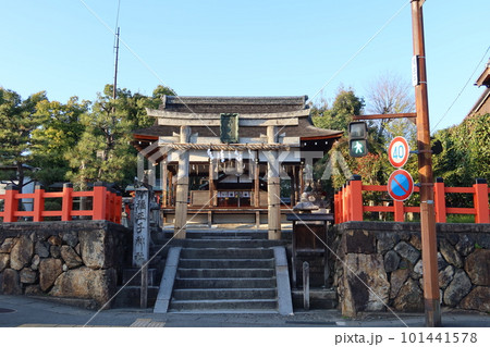 京都市右京区にある福王子神社境内の入り口鳥居 101441578