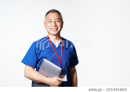 スクラブを着た年配の医療従事者 101441603