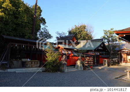 京都市右京区にある福王子神社境内の本殿と手水舎と絵馬の風景 101441817