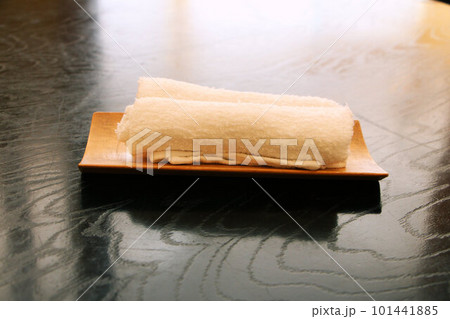 素朴な大衆食堂のタオルおしぼりの無料サービス 101441885