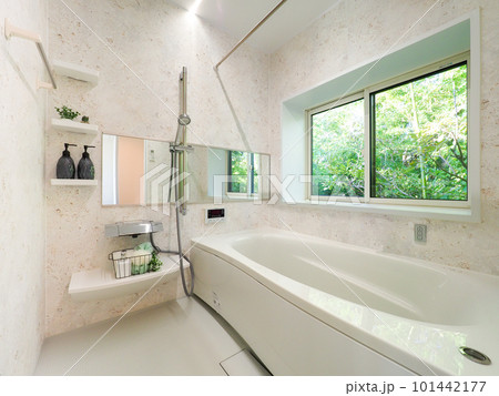新緑の中のさわやかなバスルーム 101442177