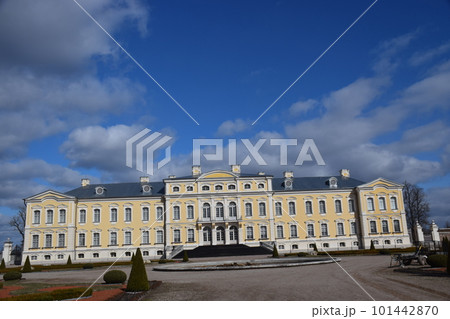 ラトビア 青空に映えるルンダーレ宮殿 ラトビア 青空に映えるルンダーレ宮殿 101442870