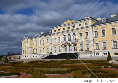 ラトビア 青空に映えるルンダーレ宮殿 ラトビア 青空に映えるルンダーレ宮殿 101442927