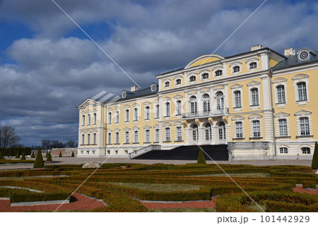 ラトビア　青空に映えるルンダーレ宮殿 101442929