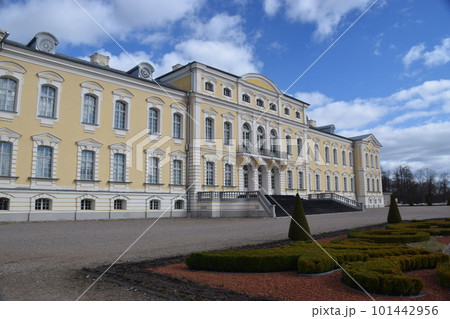 ラトビア　青空に映えるルンダーレ宮殿 101442956