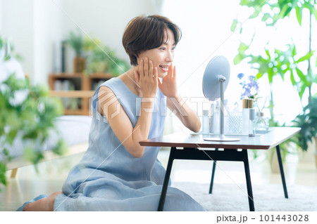 女性　ビューティー　ライフスタイル　ミドル　リビング　スキンケア 101443028