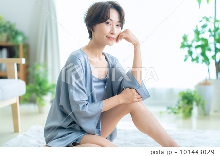 女性　ビューティー　ライフスタイル　ミドル　リビング　スキンケア 101443029