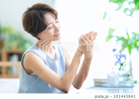 女性　ビューティー　ライフスタイル　リビング　スキンケア 101443041