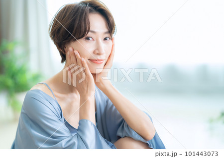 女性 ビューティー ライフスタイル リビング スキンケア 女性 ビューティー ライフスタイル リビング スキンケア 101443073