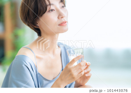 女性　ビューティー　ライフスタイル　水　水分補給　ミネラルウォーター　リビング　スキンケア 101443076