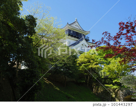 岡崎城天守と廊下橋 101443297