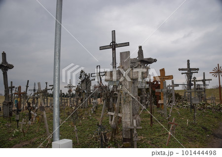 リトアニア 薄曇りの十字架の丘 リトアニア 薄曇りの十字架の丘 101444498