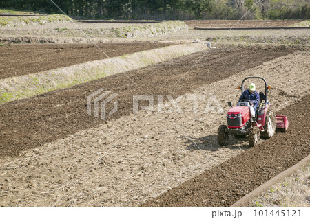 トラクターで畑起こしをしている畑の風景を撮影 トラクターで畑起こしをしている畑の風景を撮影 101445121