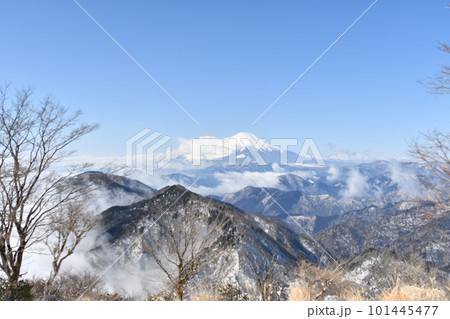 冬の鍋割山と雪景色 冬の鍋割山と雪景色 101445477