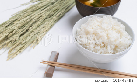 おいしそうなご飯と味噌汁と収穫した稲穂 おいしそうなご飯と味噌汁と収穫した稲穂 101445493
