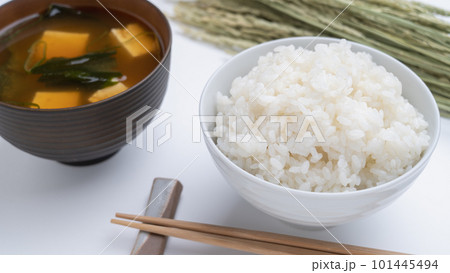 おいしそうなご飯と味噌汁と収穫した稲穂 おいしそうなご飯と味噌汁と収穫した稲穂 101445494