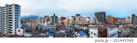 早朝の北九州市小倉北区の街並み 101445560