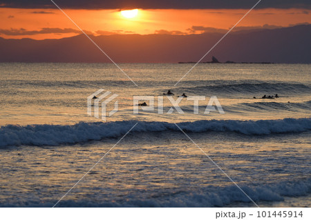 湘南の海に沈む夕日 101445914