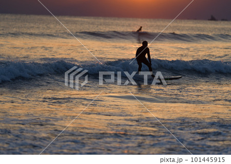 湘南の海に沈む夕日 湘南の海に沈む夕日 101445915