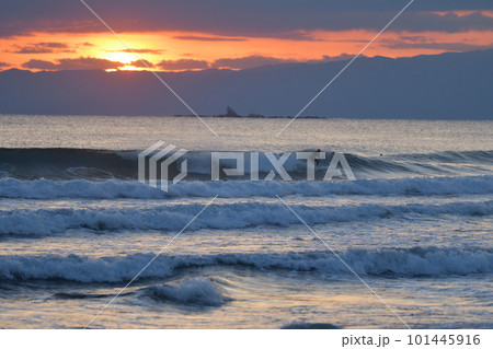 湘南の海に沈む夕日 101445916