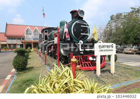 タイ　ウボンラーチャターニー駅と機関車 101446032
