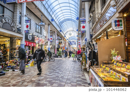 横浜の都市風景　横浜橋通商店街 101446062