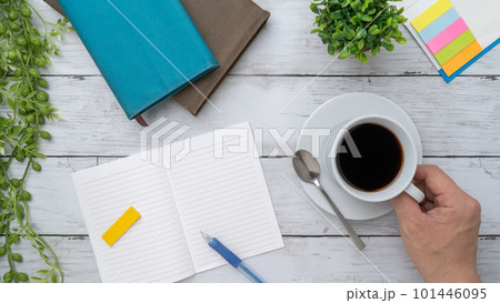 勉強イメージ｜白い木目背景と本・ノート・付箋紙・コーヒー 101446095
