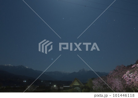 北杜市武川町、水車の里公園の枝垂桜と甲斐駒の上の冬の大三角 北杜市武川町、水車の里公園の枝垂桜と甲斐駒の上の冬の大三角 101446118