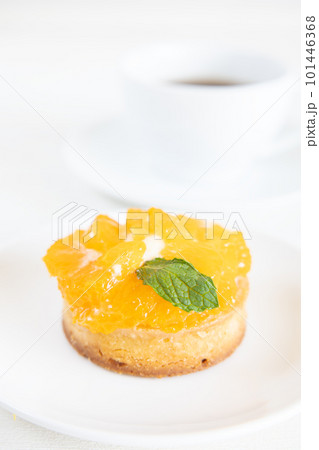美味しい柑橘類のタルトとコーヒー 101446368