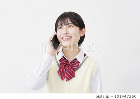 スマートフォンで電話する女子高生　白背景 101447260