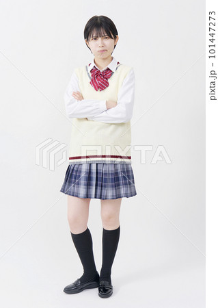 怒る女子高生　白背景　全身 101447273