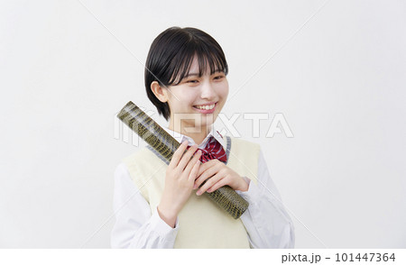 ワニ柄の筒を持って笑顔の女子高生 白背景 ワニ柄の筒を持って笑顔の女子高生 白背景 101447364