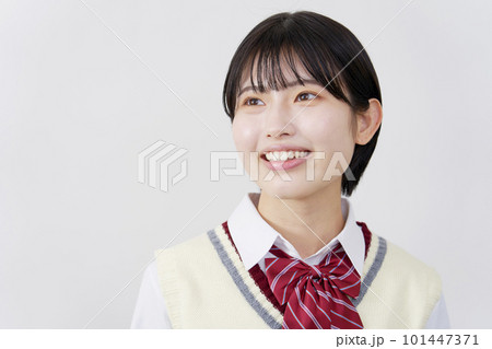 笑顔の女子高生 白背景 笑顔の女子高生 白背景 101447371