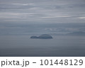 霞かかった由利島 101448129